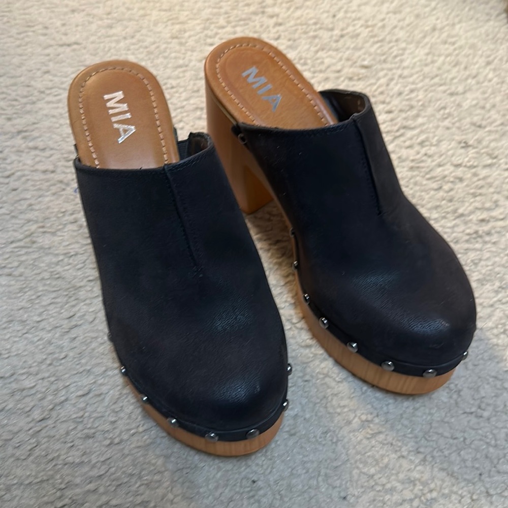 MIA clogs